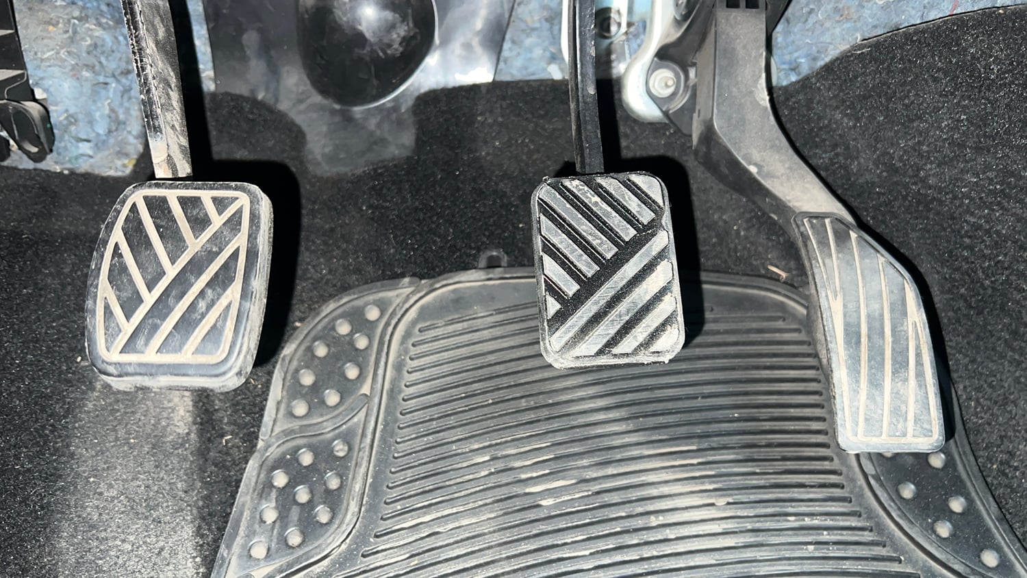 Used 2015 Maruti Suzuki Swift Lxi (O) Petrol Manual interior PEDALS VIEW