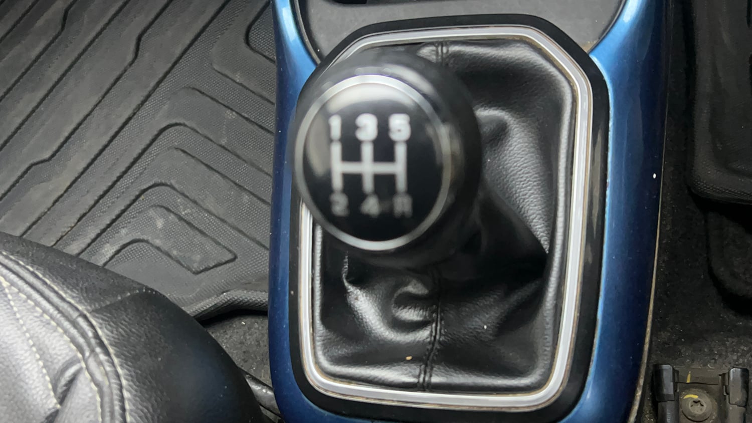 Used 2017 Maruti Suzuki Ignis  Zeta Dual Tone MT Petrol Petrol Manual interior GEAR  KNOB VIEW