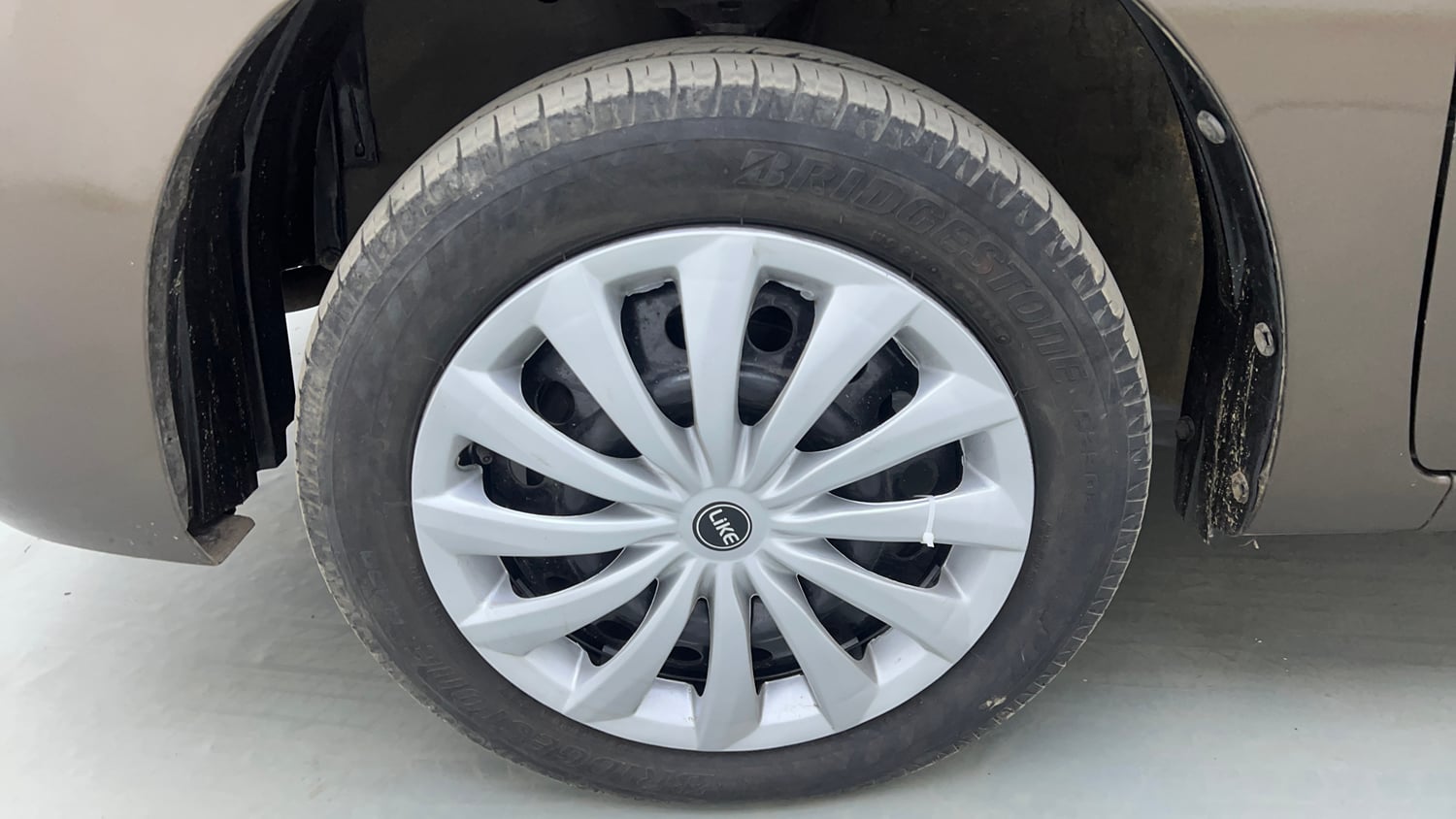 Used 2014 Maruti Suzuki Wagon R VXI Petrol Manual tyres LEFT FRONT TYRE RIM VIEW