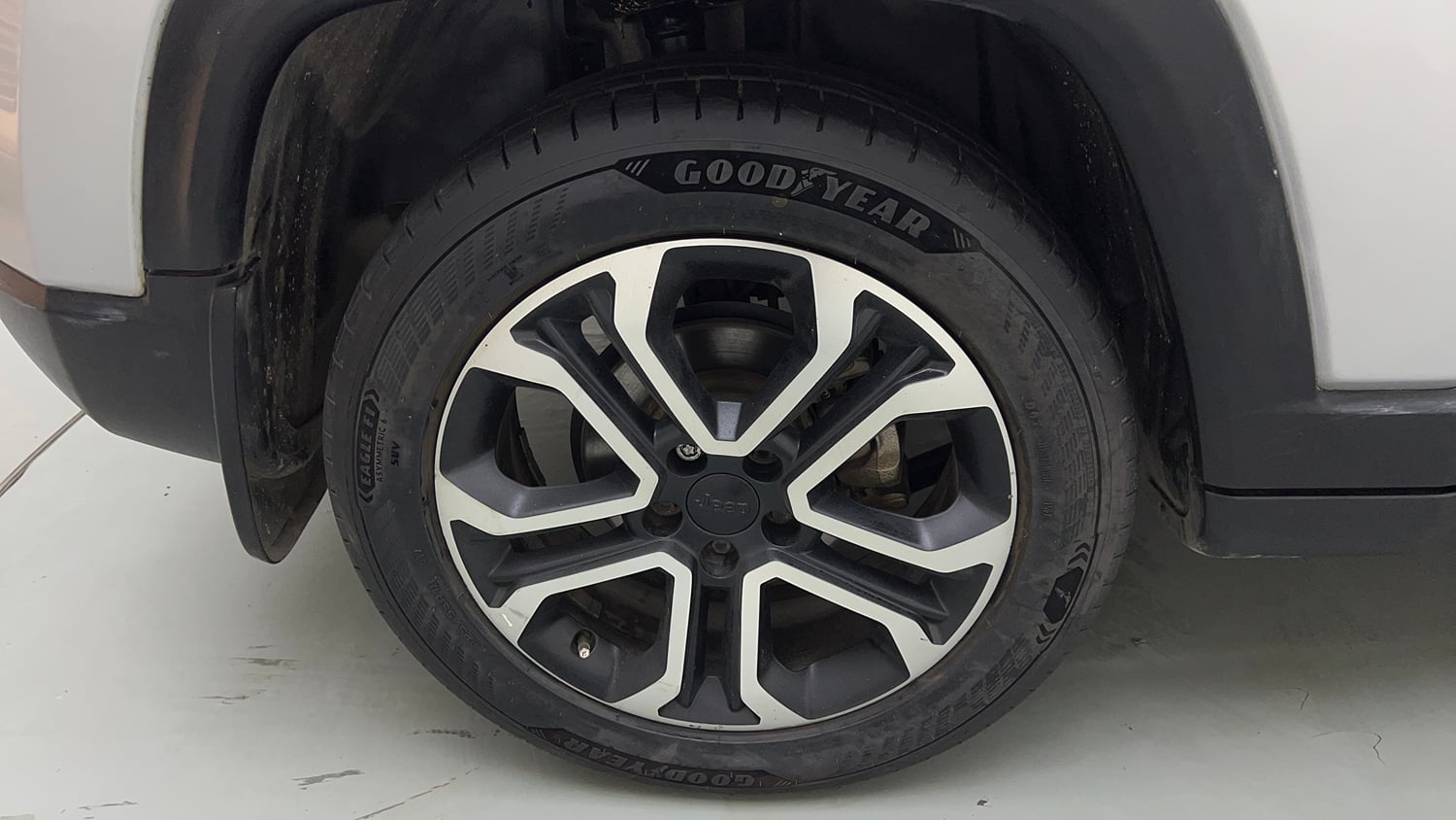 Used 2022 Jeep Compass Limited (O) 1.4 Petrol DCT Petrol Automatic tyres RIGHT REAR TYRE RIM VIEW