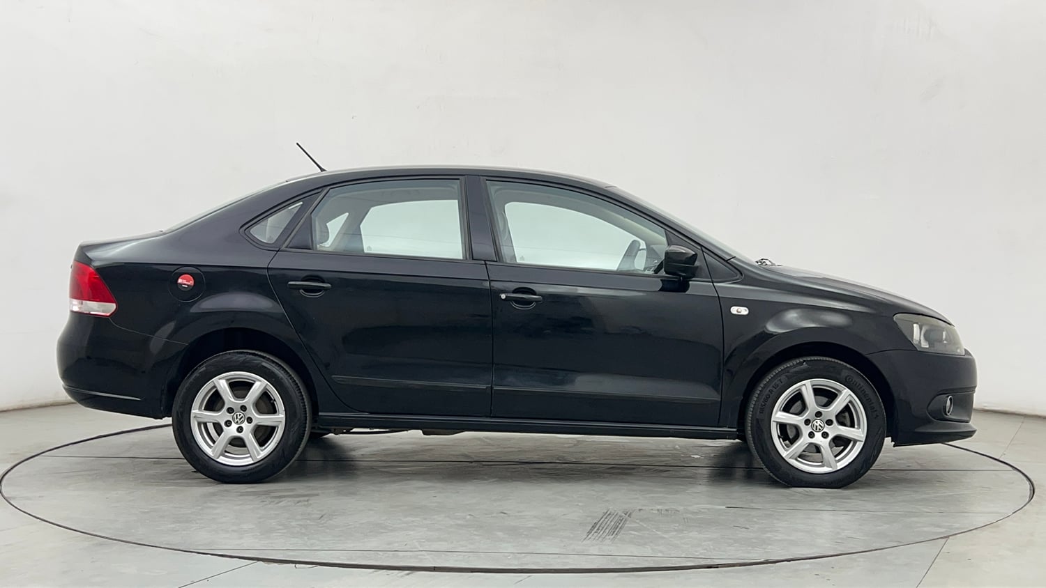 Used 2014 Volkswagen Vento Highline Diesel Diesel Manual exterior RIGHT SIDE VIEW