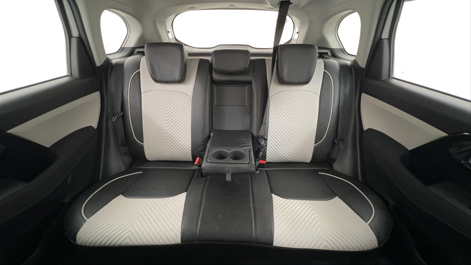 Used 2025 Maruti Suzuki Victoris VXI CNG MT 2W Cng Manual interior REAR SEAT CONDITION VIEW