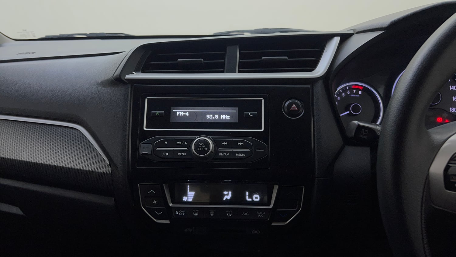 Used 2018 Honda BR-V V Petrol Petrol Manual top_features Integrated (in-dash) music system