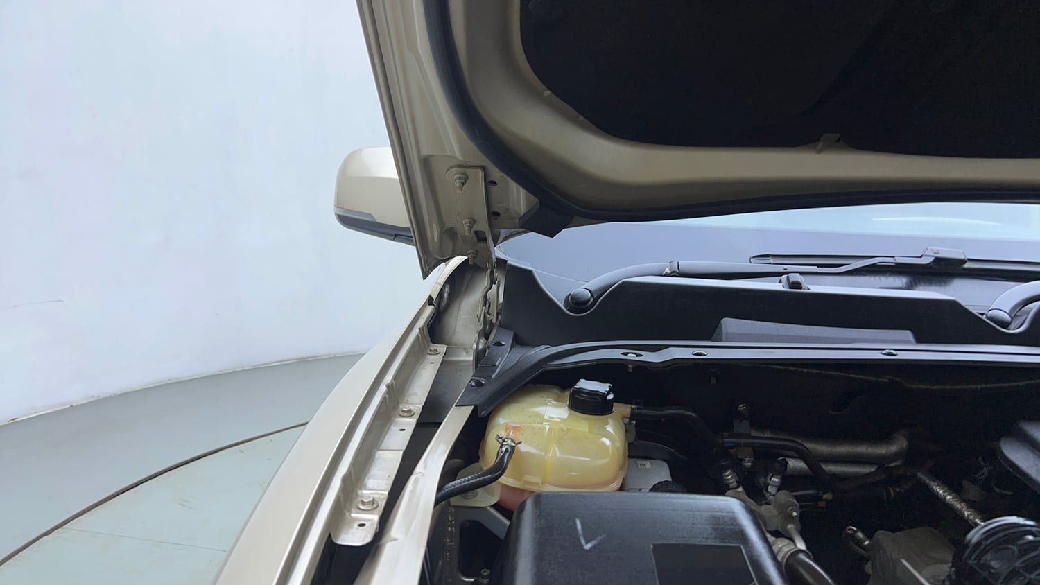 Used 2023 Mahindra Scorpio N Z8 L Petrol AT 6 STR Petrol Automatic engine ENGINE RIGHT SIDE HINGE & APRON VIEW