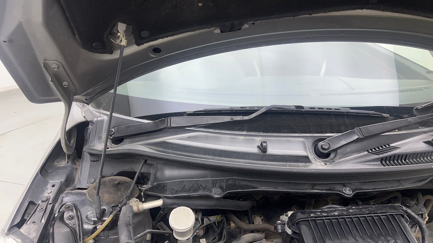 Used 2015 Maruti Suzuki Swift Lxi (O) Petrol Manual engine ENGINE RIGHT SIDE HINGE & APRON VIEW