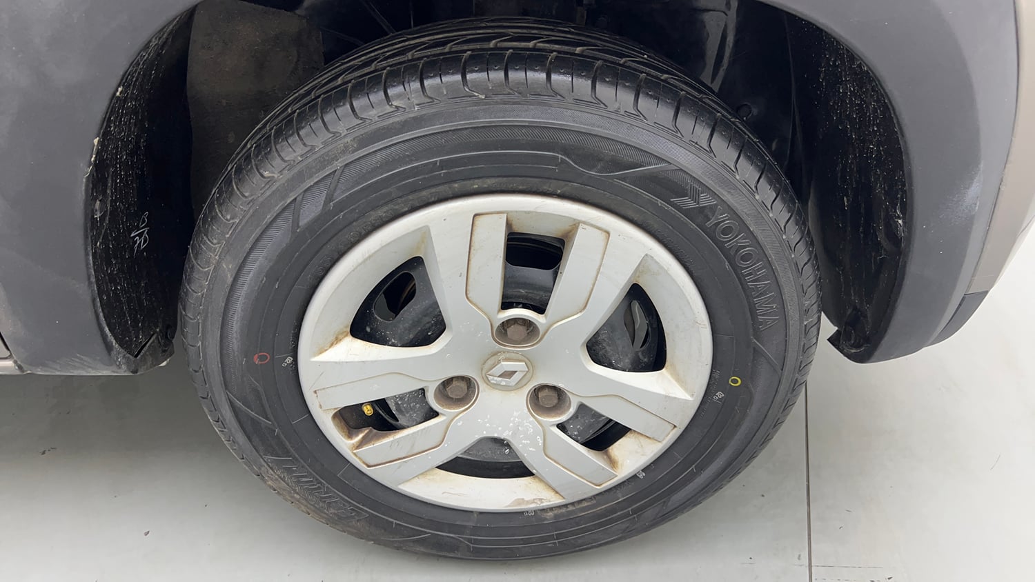 Used 2018 Renault Kwid 1.0 RXT AMT Opt Petrol Automatic tyres RIGHT FRONT TYRE RIM VIEW