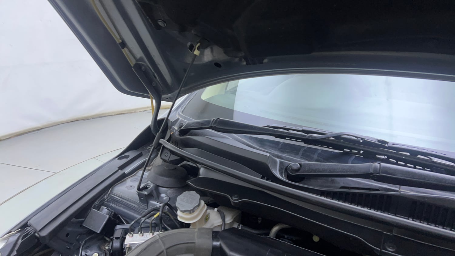 Used 2021 Maruti Suzuki Ciaz Alpha 1.5 Petrol Manual engine ENGINE RIGHT SIDE HINGE & APRON VIEW