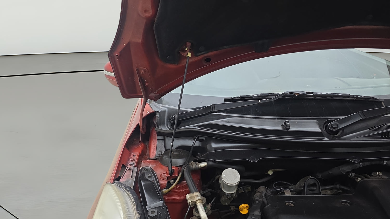 Used 2012 Maruti Suzuki Swift VDi Diesel Manual engine ENGINE RIGHT SIDE HINGE & APRON VIEW