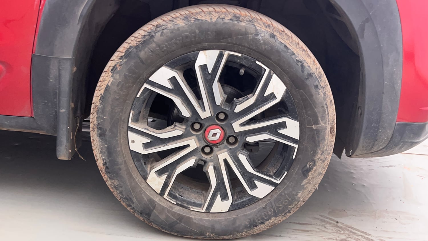 Used 2022 Renault Kiger RXZ Turbo MT Dual Tone Petrol Manual tyres RIGHT FRONT TYRE RIM VIEW