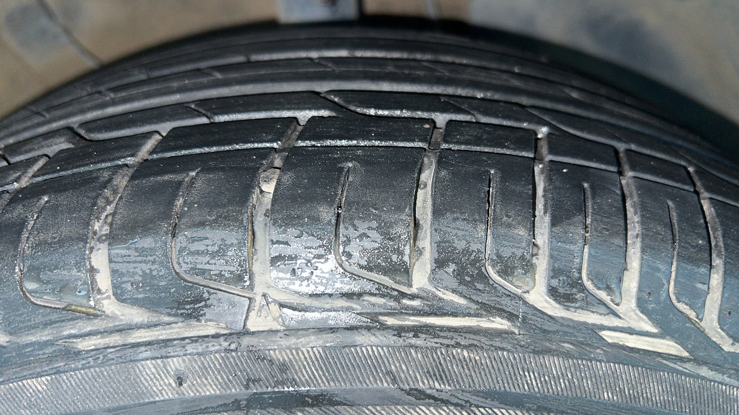 Used 2023 Kia Sonet X Line 1.0 DCT Petrol Automatic tyres RIGHT FRONT TYRE TREAD VIEW