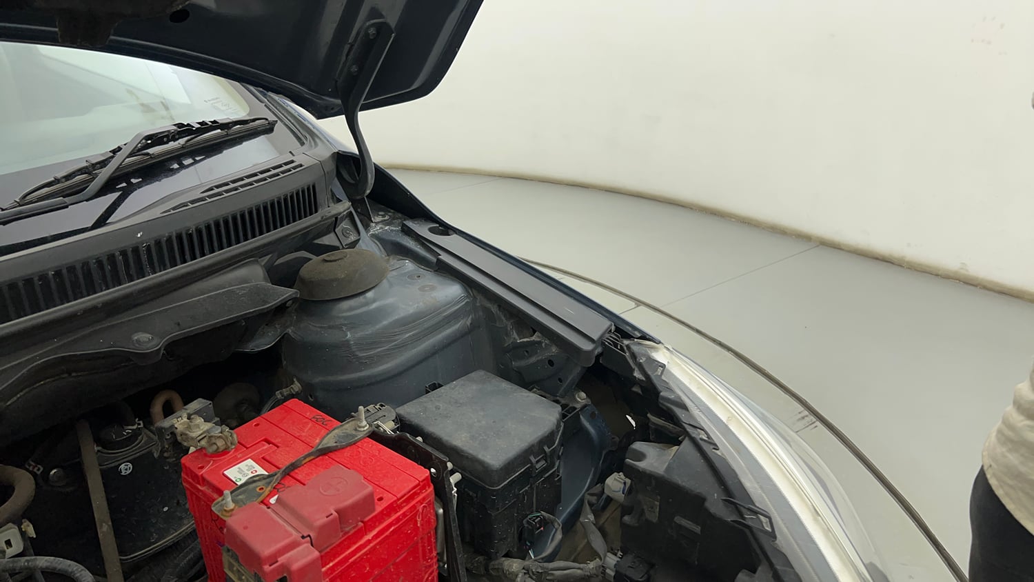 Used 2020 Maruti Suzuki Ciaz Alpha 1.5 AT Petrol Automatic engine ENGINE LEFT SIDE HINGE & APRON VIEW
