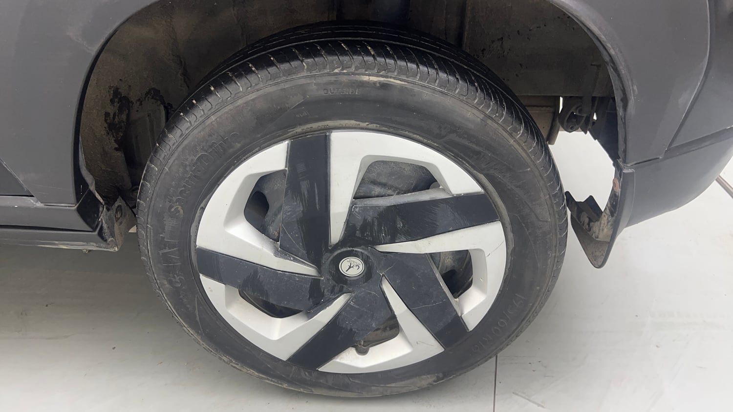 Used 2023 Nissan Magnite XL Petrol Manual tyres LEFT REAR TYRE RIM VIEW