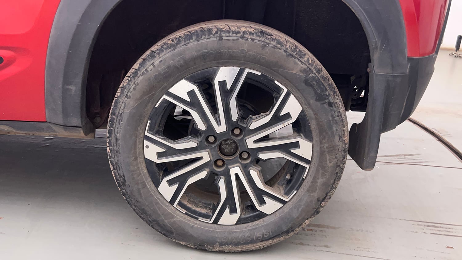 Used 2022 Renault Kiger RXZ Turbo MT Dual Tone Petrol Manual tyres LEFT REAR TYRE RIM VIEW