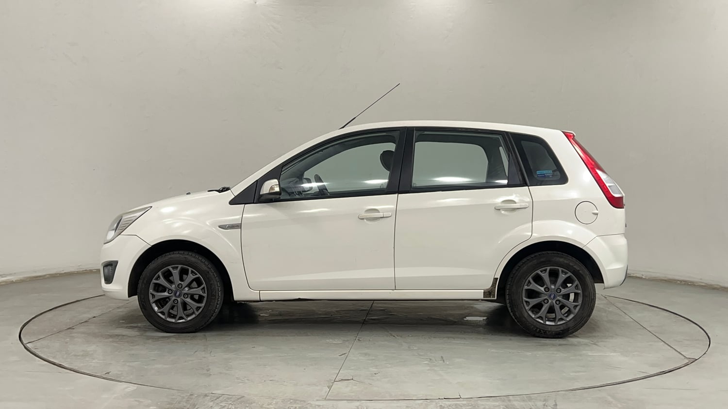 Used 2015 Ford Figo Duratec Petrol Titanium 1.2 Petrol Manual exterior LEFT SIDE VIEW