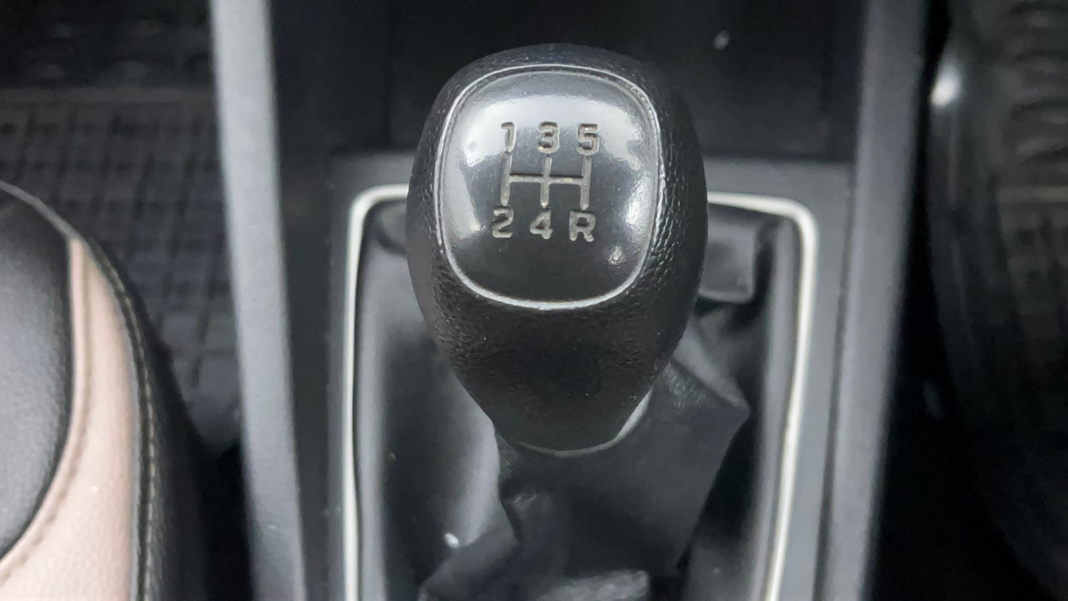 Used 2019 Hyundai Elite i20 Sportz Plus 1.2 Petrol Manual interior GEAR  KNOB VIEW