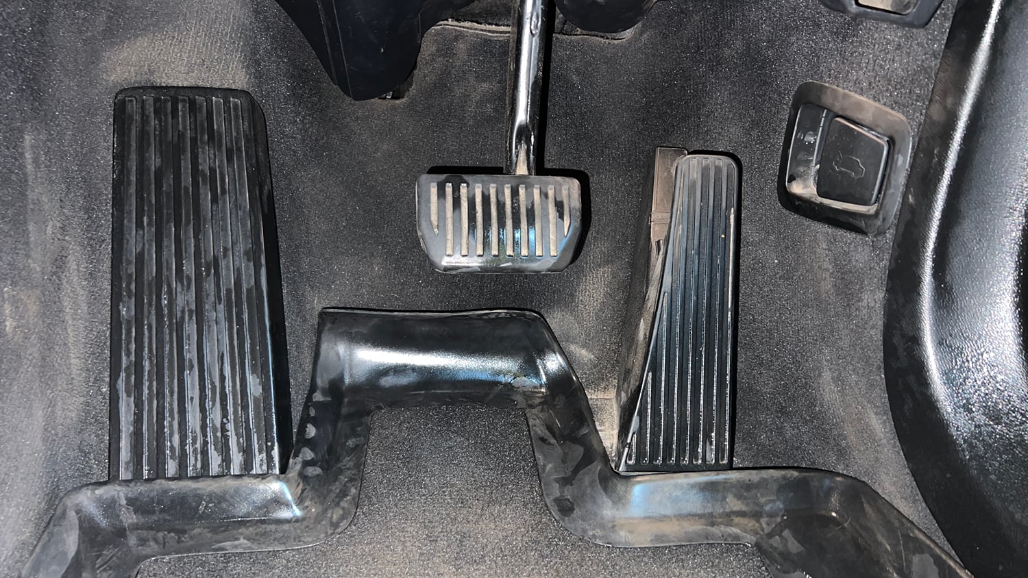 Used 2022 Volvo XC60 B5 Ultimate Petrol Automatic interior PEDALS VIEW