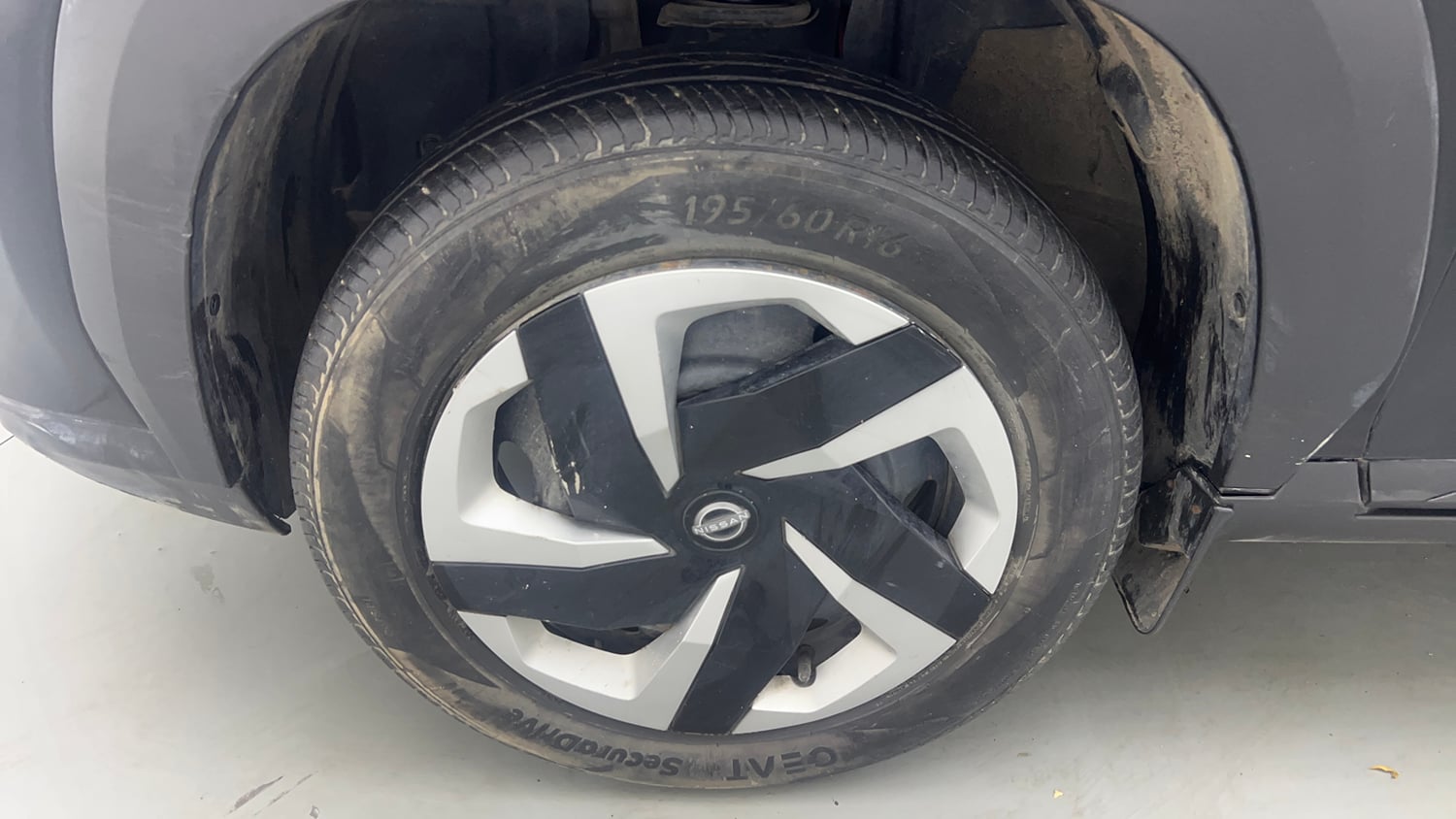 Used 2023 Nissan Magnite XL Petrol Manual tyres LEFT FRONT TYRE RIM VIEW