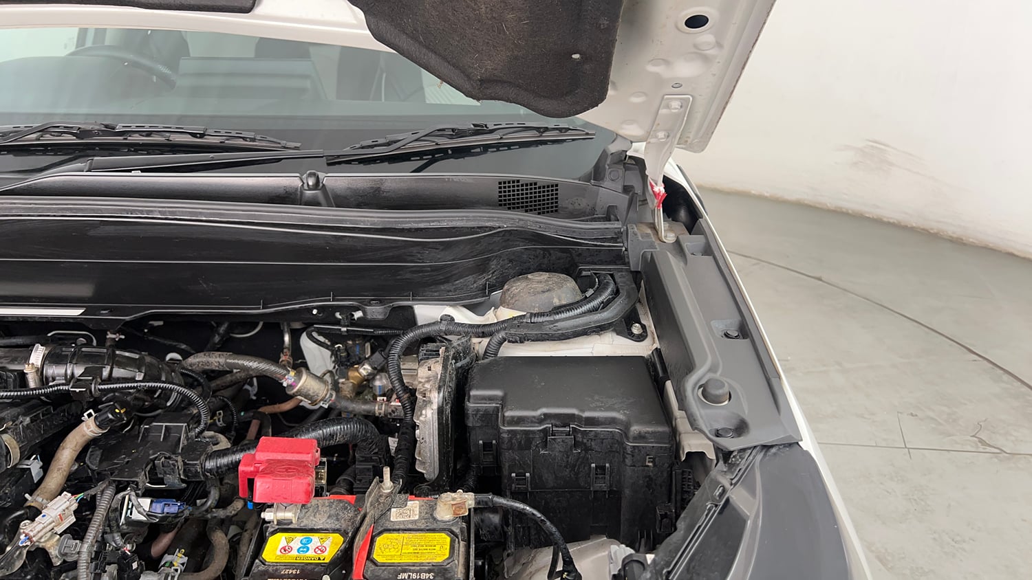 Used 2025 Maruti Suzuki Victoris VXI CNG MT 2W Cng Manual engine ENGINE LEFT SIDE HINGE & APRON VIEW