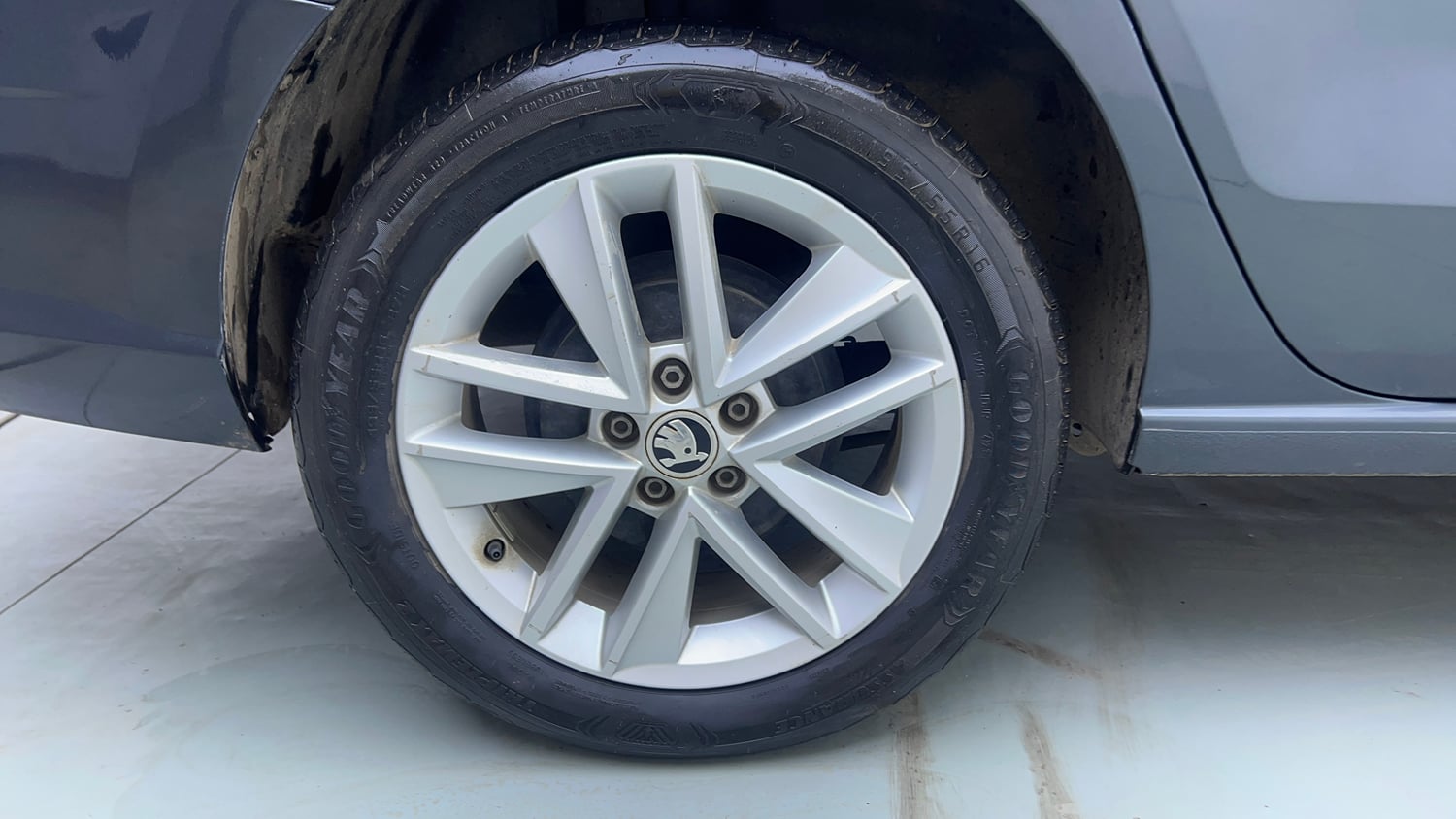 Used 2018 Skoda Rapid Style 1.6 MPI AT Petrol Automatic tyres RIGHT REAR TYRE RIM VIEW