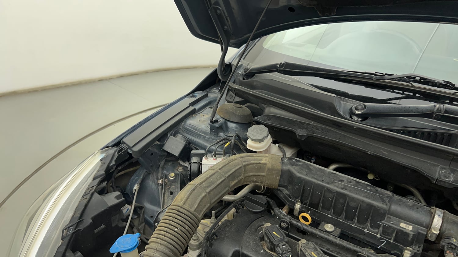 Used 2020 Maruti Suzuki Ciaz Alpha 1.5 AT Petrol Automatic engine ENGINE RIGHT SIDE HINGE & APRON VIEW
