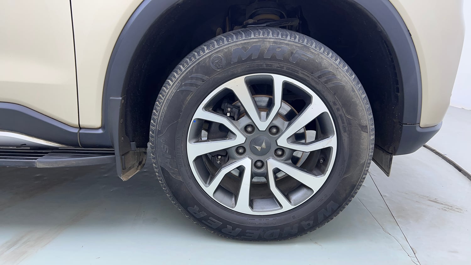 Used 2023 Mahindra Scorpio N Z8 L Petrol AT 6 STR Petrol Automatic tyres RIGHT FRONT TYRE RIM VIEW