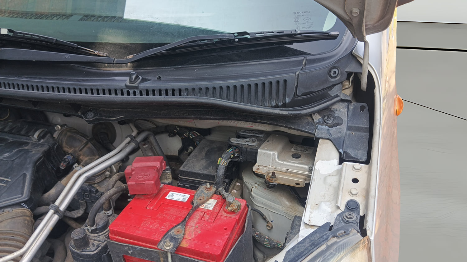 Used 2016 Maruti Suzuki Wagon R 1.0 VXI AMT Petrol Automatic engine ENGINE LEFT SIDE HINGE & APRON VIEW
