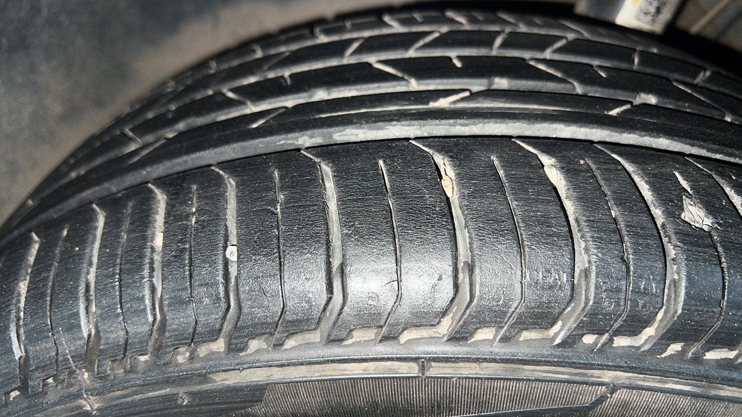 Used 2024 Volkswagen Virtus Highline 1.0 TSI AT Petrol Automatic tyres LEFT FRONT TYRE TREAD VIEW