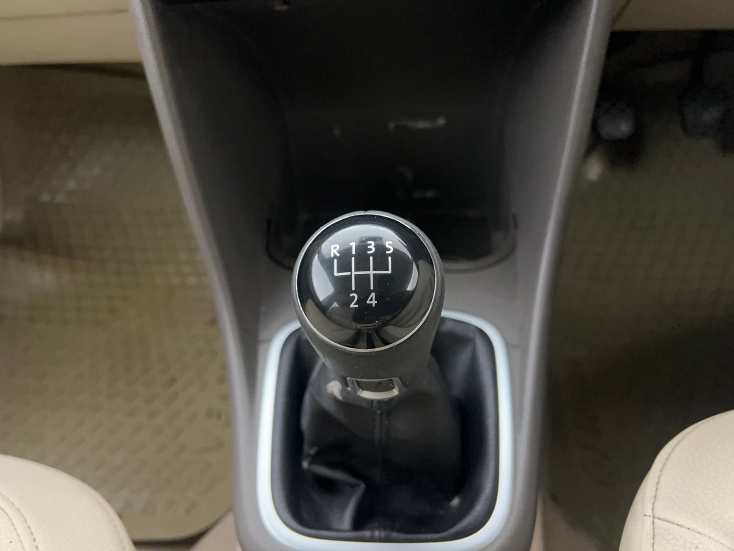 Used 2014 Volkswagen Vento Highline Diesel Diesel Manual interior GEAR  KNOB VIEW