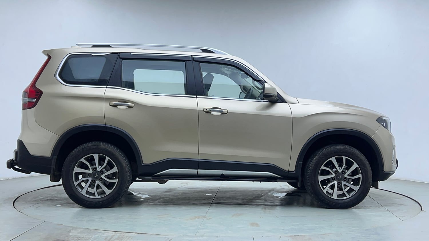 Used 2023 Mahindra Scorpio N Z8 L Petrol AT 6 STR Petrol Automatic exterior RIGHT SIDE VIEW