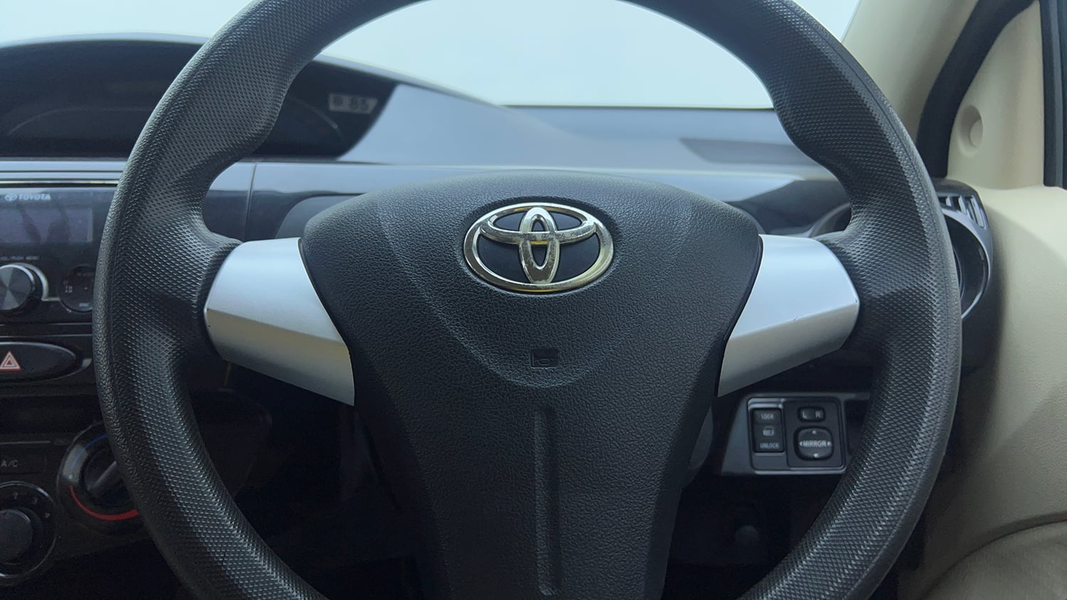 Used 2018 Toyota Etios Liva V Petrol Manual top_features Airbags