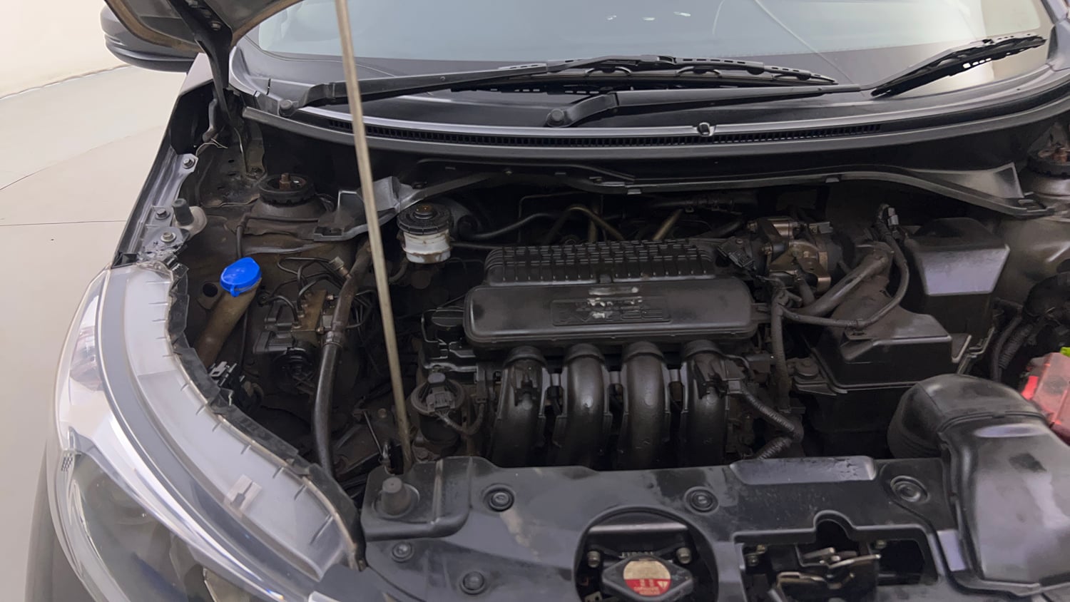 Used 2018 Honda BR-V V Petrol Petrol Manual engine ENGINE RIGHT SIDE HINGE & APRON VIEW