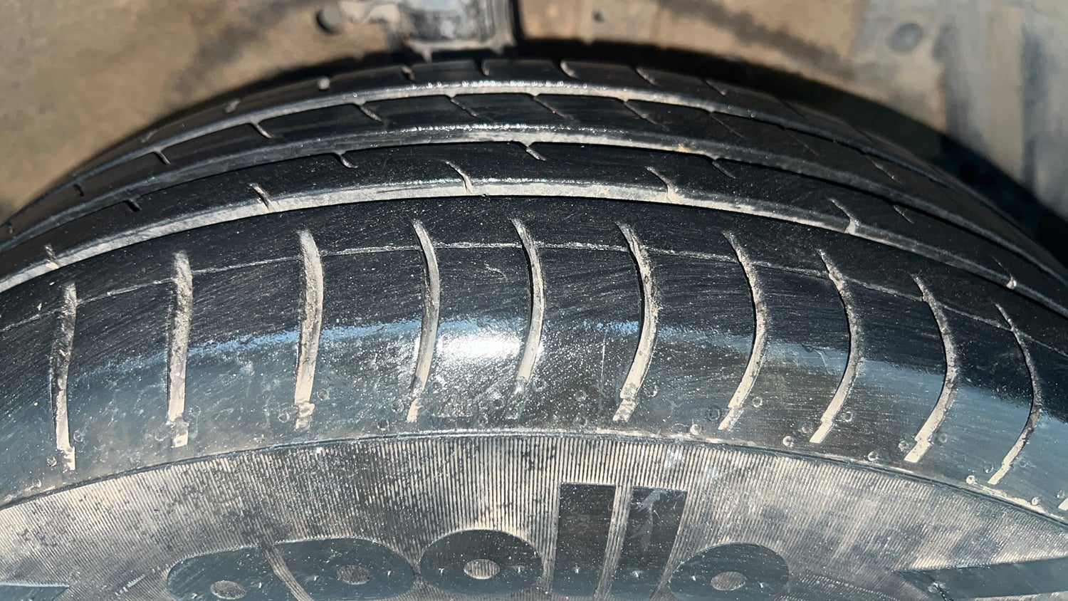 Used 2015 Maruti Suzuki Swift Lxi (O) Petrol Manual tyres RIGHT FRONT TYRE TREAD VIEW