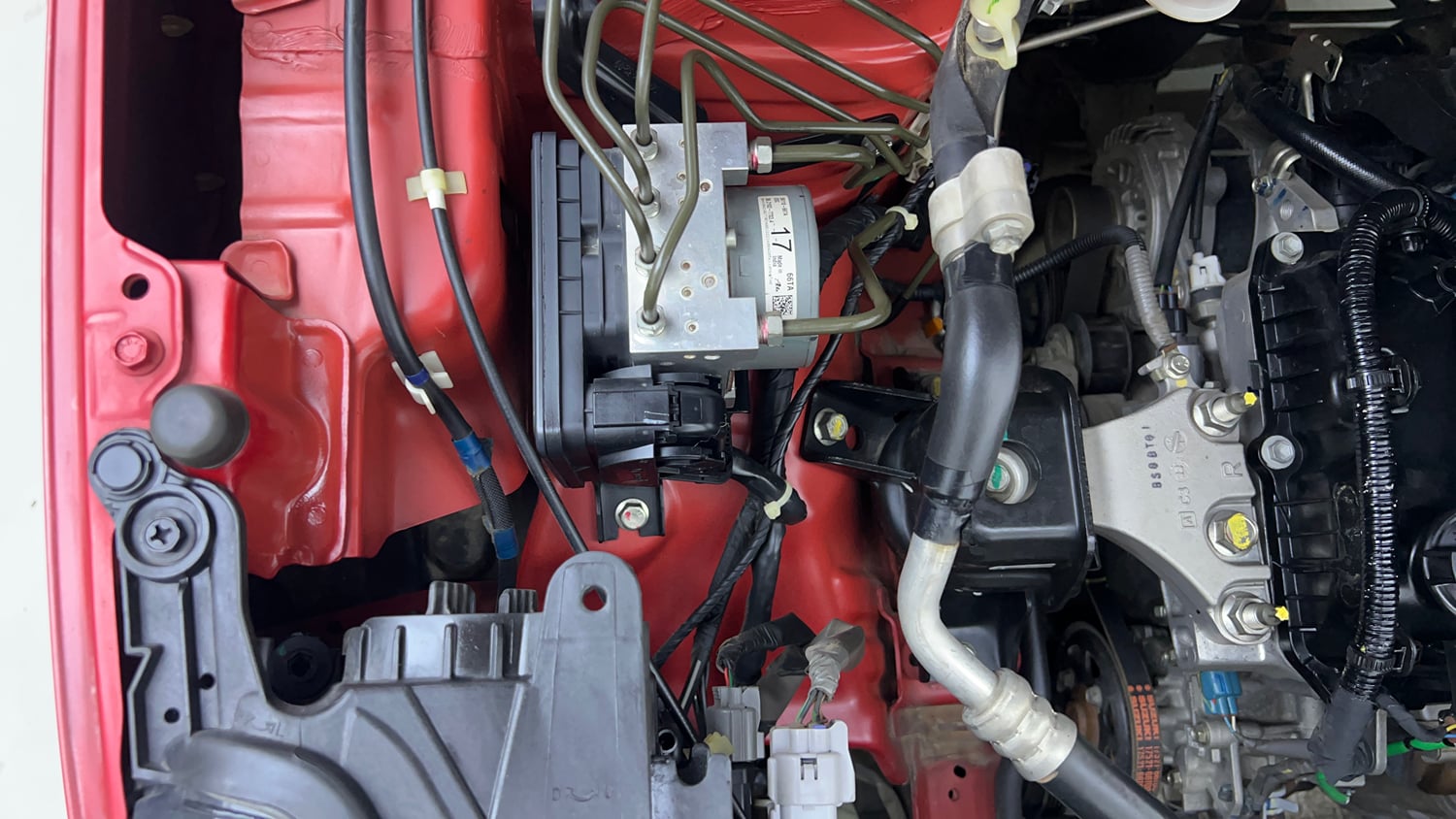 Used 2022 Maruti Suzuki Brezza Vxi AT Petrol Automatic engine ENGINE RIGHT SIDE VIEW