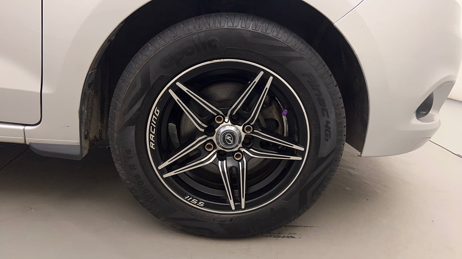 Used 2016 Ford Figo Trend 1.2 Ti-VCT Petrol Manual tyres RIGHT FRONT TYRE RIM VIEW