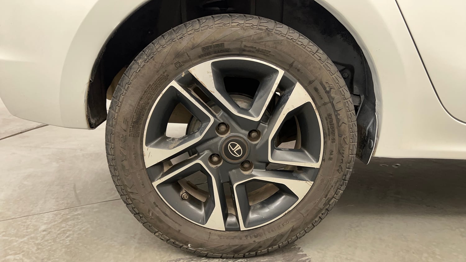 Used 2017 Tata Tigor Revotron XZ Petrol Manual tyres RIGHT REAR TYRE RIM VIEW