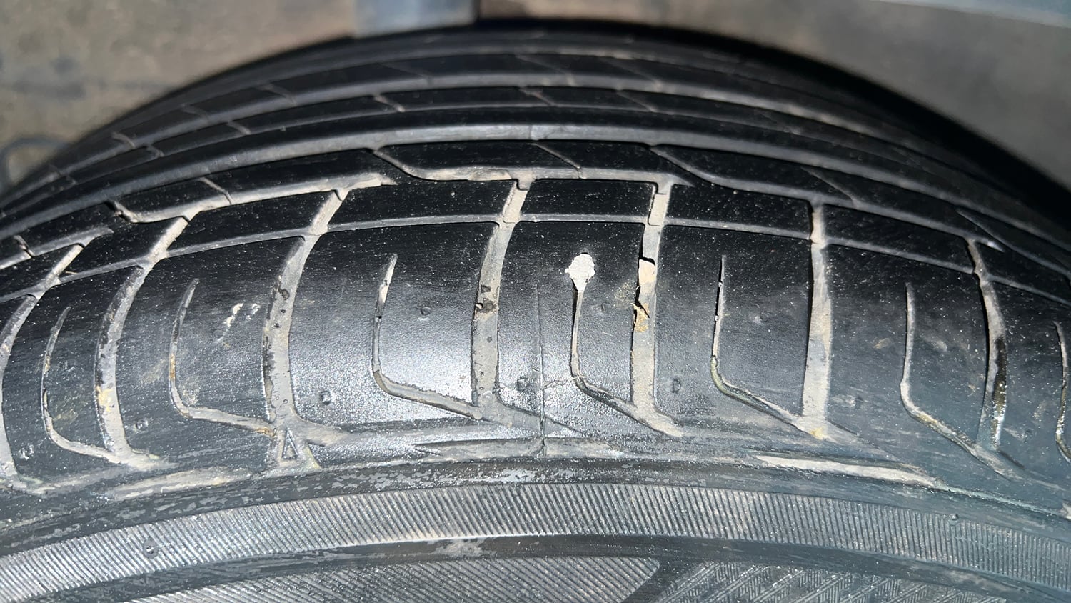 Used 2023 Kia Sonet X Line 1.0 DCT Petrol Automatic tyres RIGHT REAR TYRE TREAD VIEW