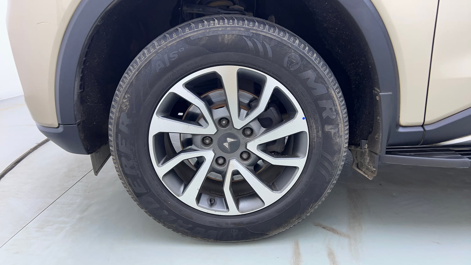 Used 2023 Mahindra Scorpio N Z8 L Petrol AT 6 STR Petrol Automatic tyres LEFT FRONT TYRE RIM VIEW