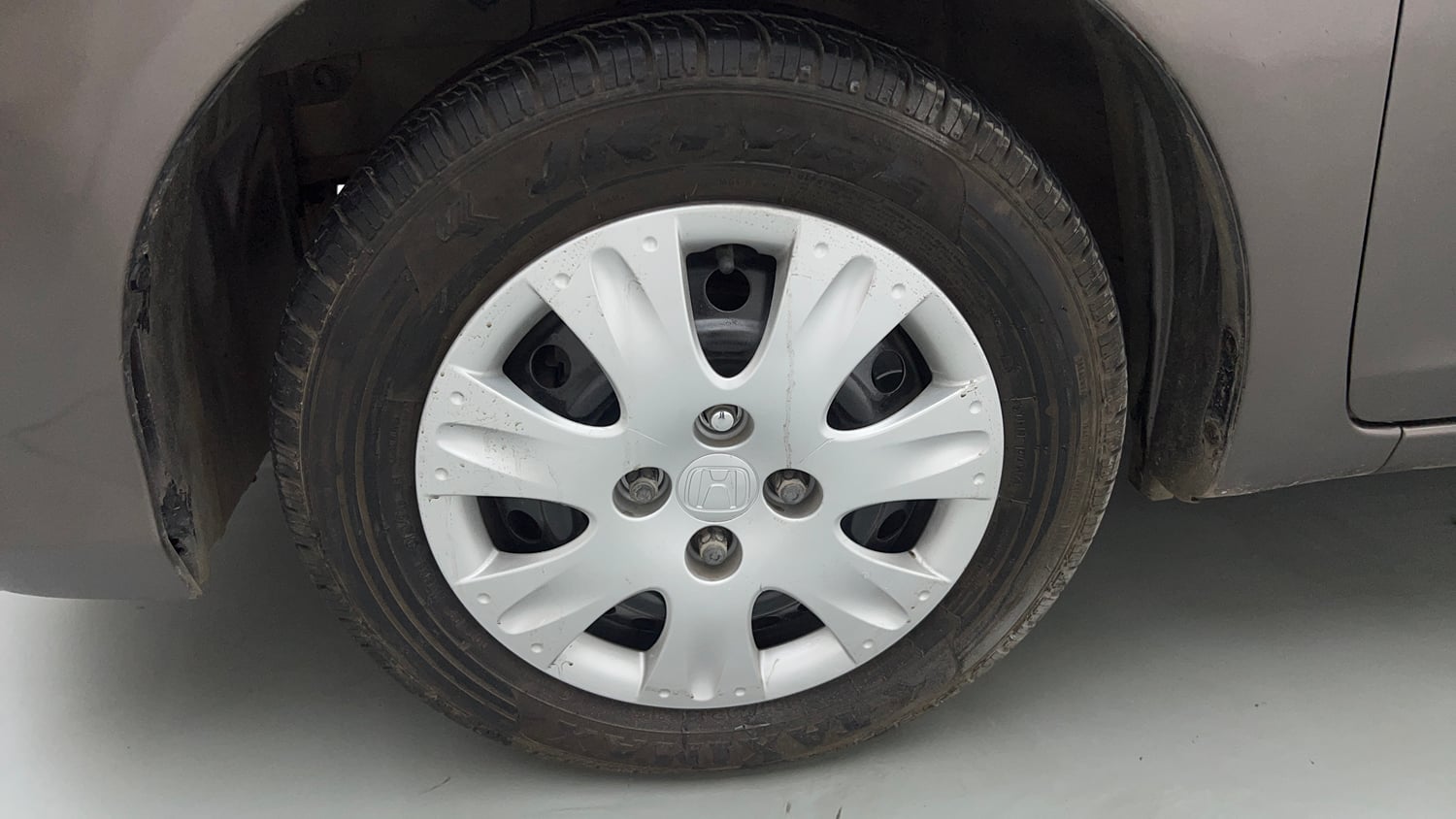 Used 2017 Honda Amaze 1.2 S i-VTEC Petrol Manual tyres LEFT FRONT TYRE RIM VIEW