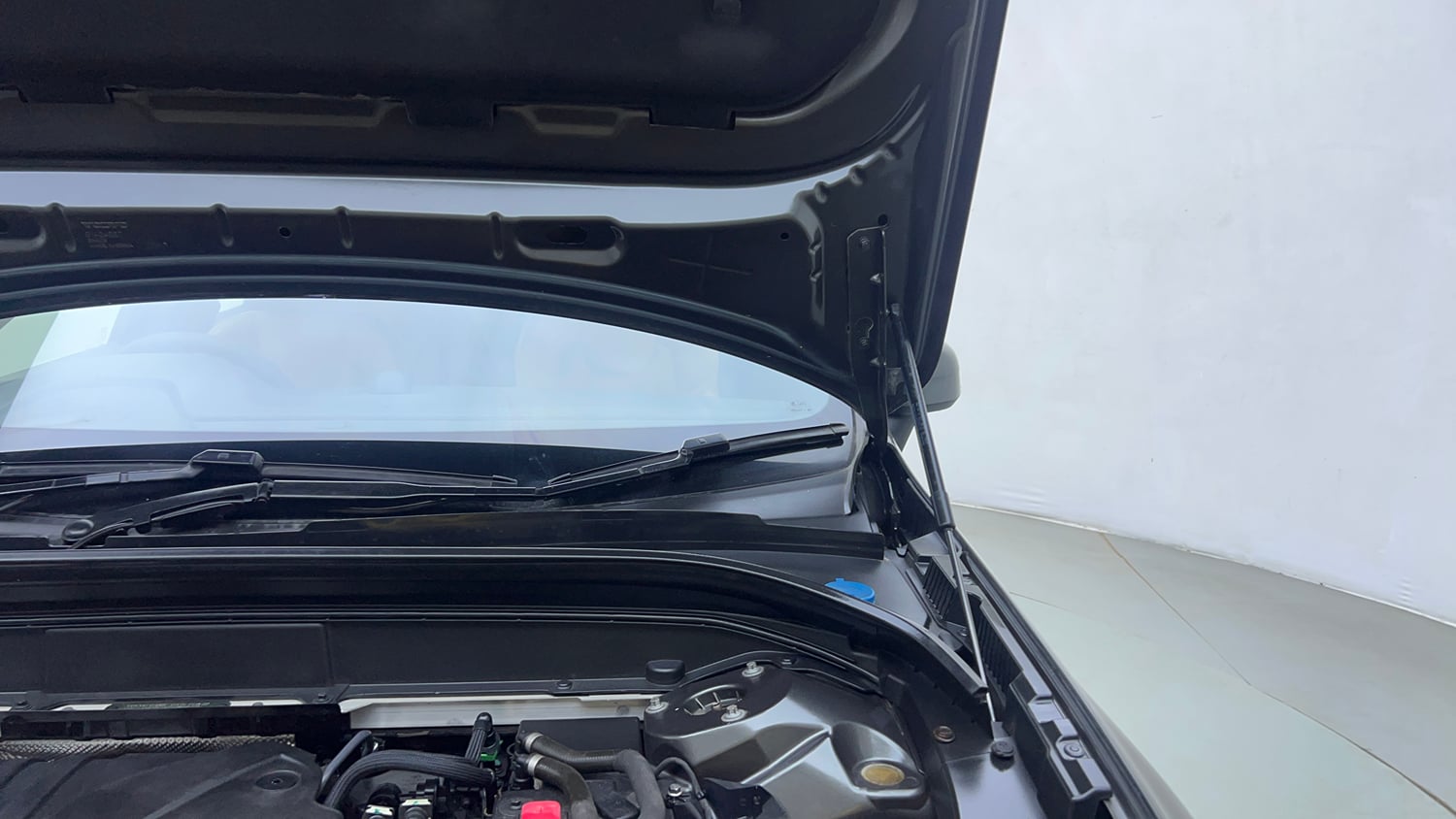 Used 2022 Volvo XC60 B5 Ultimate Petrol Automatic engine ENGINE LEFT SIDE HINGE & APRON VIEW