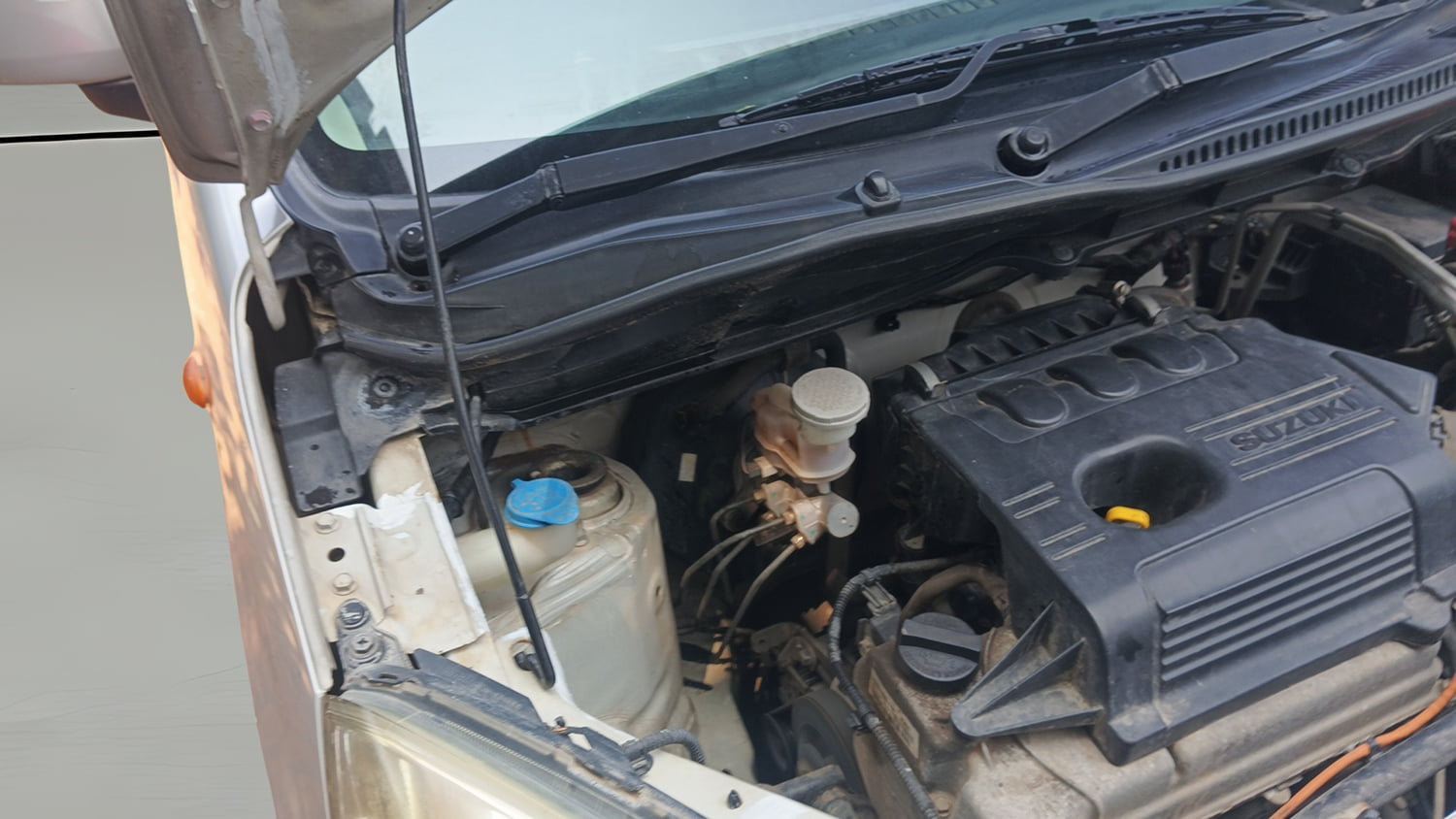 Used 2016 Maruti Suzuki Wagon R 1.0 VXI AMT Petrol Automatic engine ENGINE RIGHT SIDE HINGE & APRON VIEW