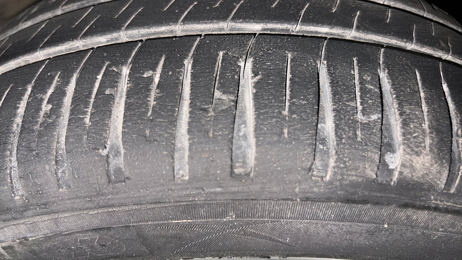 Used 2015 Honda Brio VX AT Petrol Automatic tyres LEFT FRONT TYRE TREAD VIEW