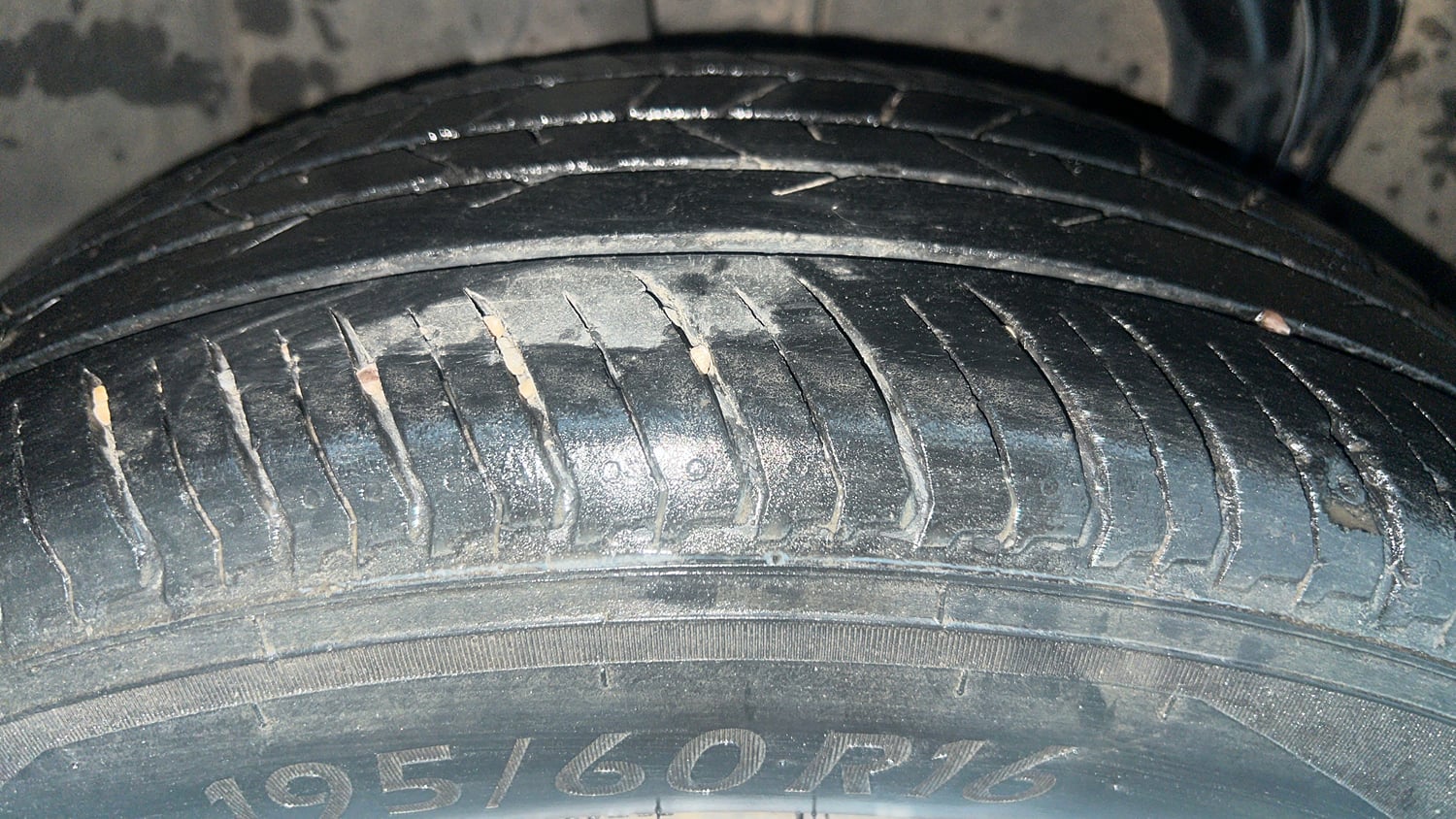 Used 2023 Nissan Magnite XL Petrol Manual tyres RIGHT REAR TYRE TREAD VIEW