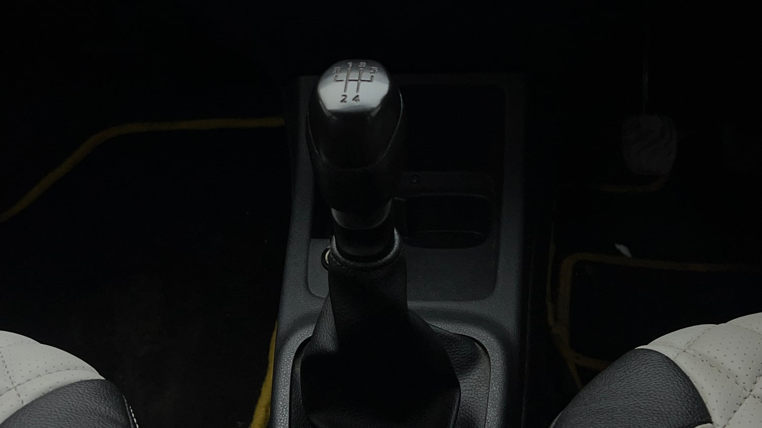 Used 2017 Renault Kwid 1.0 RXT Petrol Manual interior GEAR  KNOB VIEW