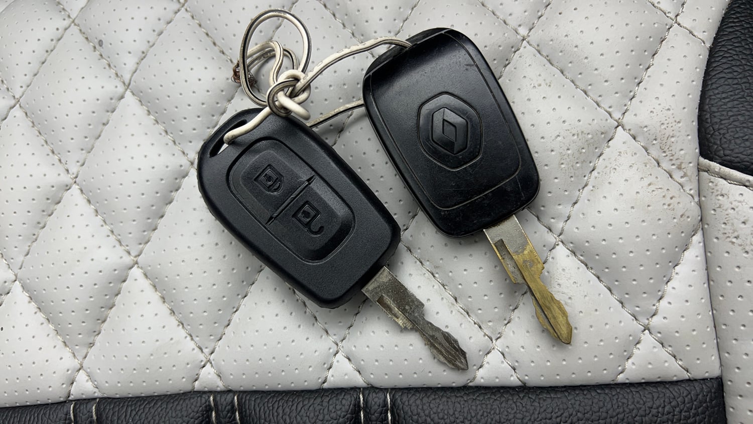 Used 2017 Renault Kwid 1.0 RXT Petrol Manual extra CAR KEY VIEW