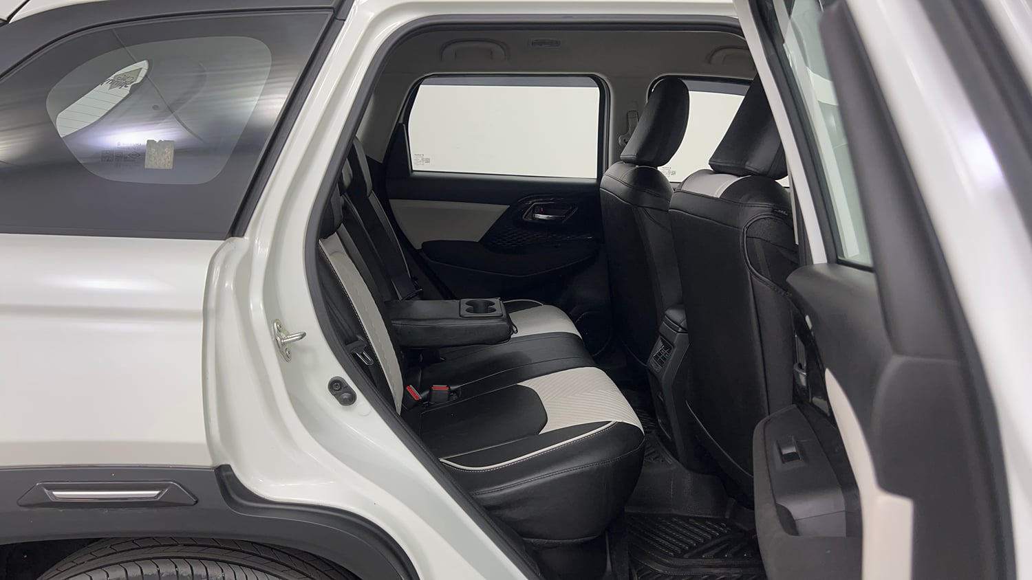 Used 2025 Maruti Suzuki Victoris VXI CNG MT 2W Cng Manual interior RIGHT SIDE REAR DOOR CABIN VIEW