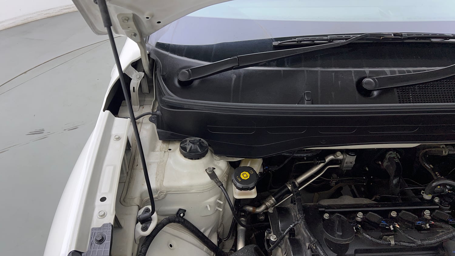Used 2022 Hyundai Venue S 1.2 Petrol Petrol Manual engine ENGINE RIGHT SIDE HINGE & APRON VIEW