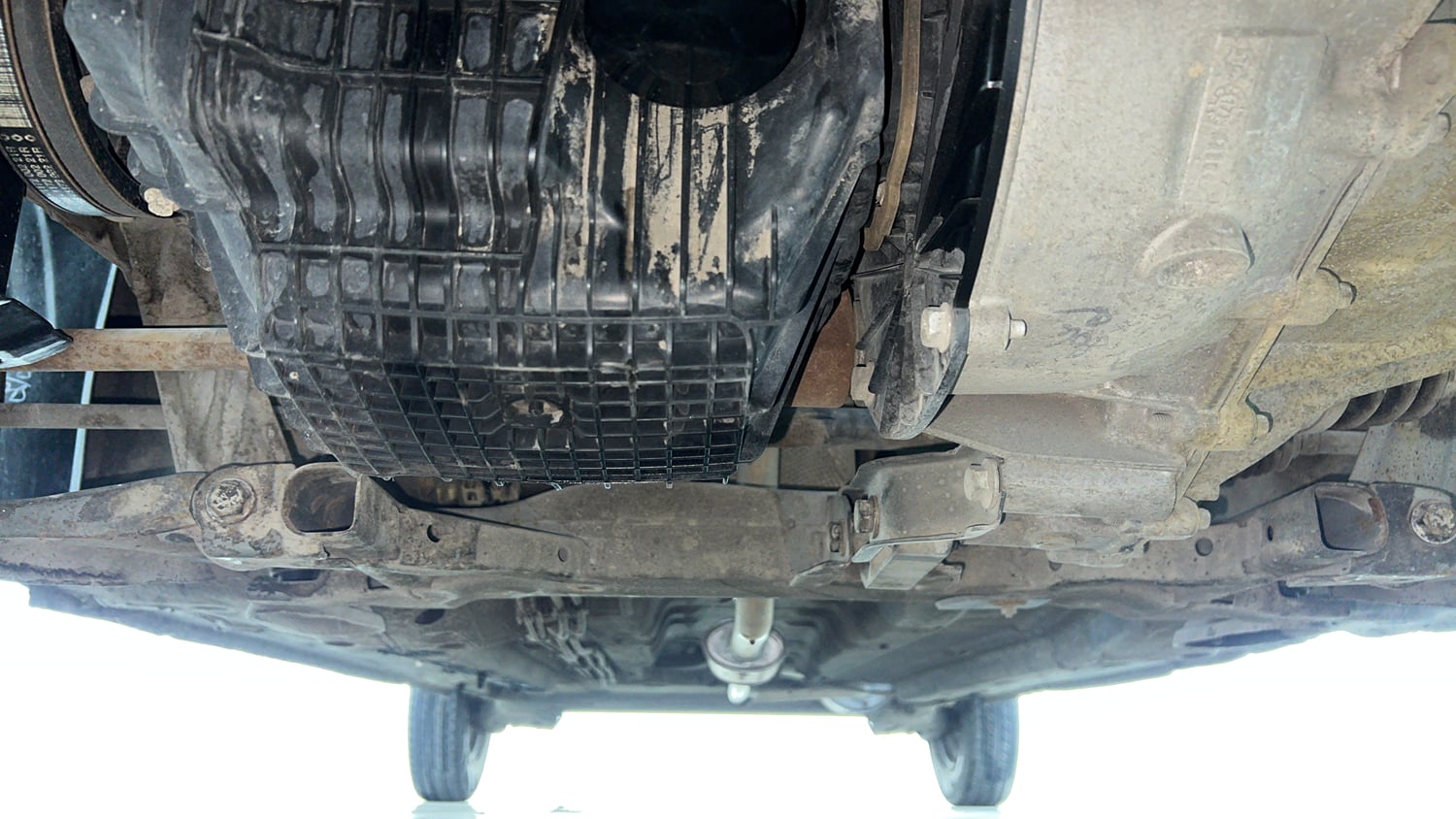 Used 2018 Renault Kwid 1.0 RXT AMT Opt Petrol Automatic extra FRONT LEFT UNDERBODY VIEW