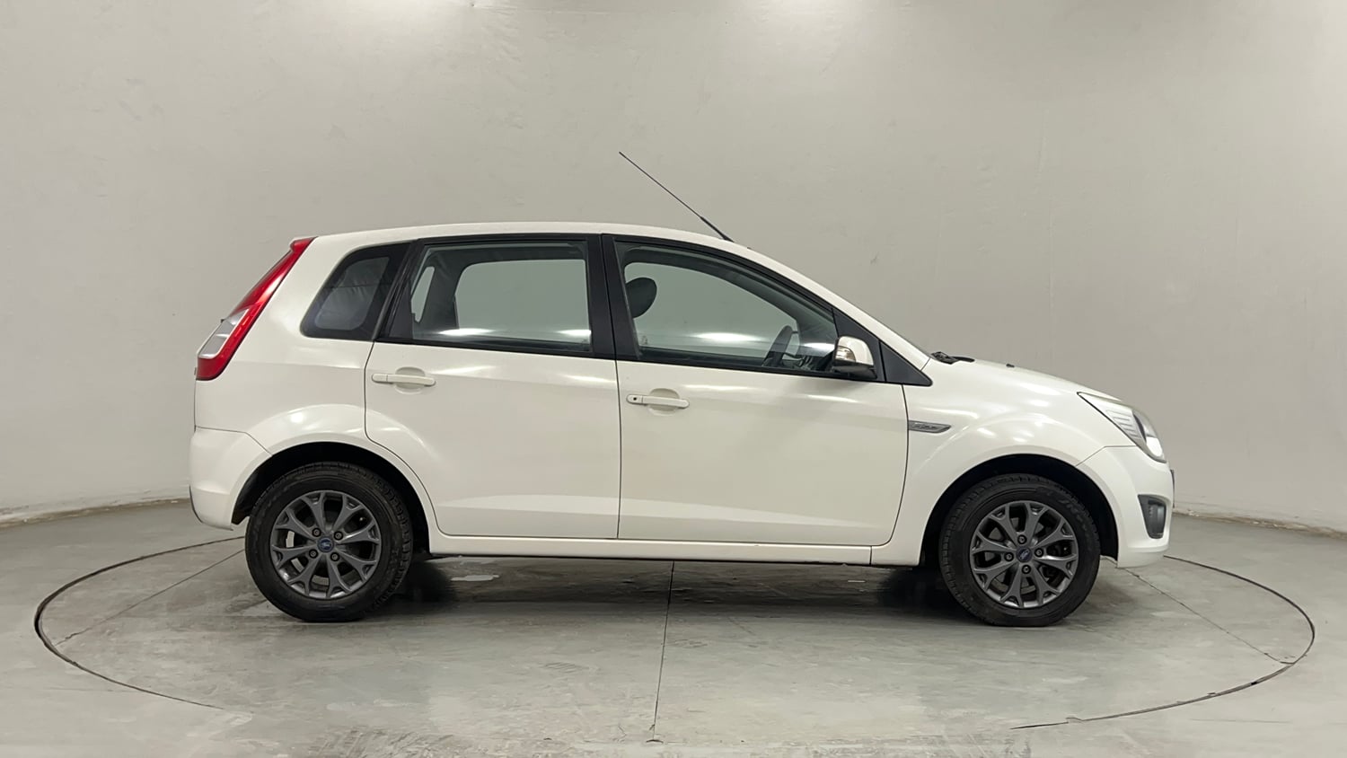 Used 2015 Ford Figo Duratec Petrol Titanium 1.2 Petrol Manual exterior RIGHT SIDE VIEW