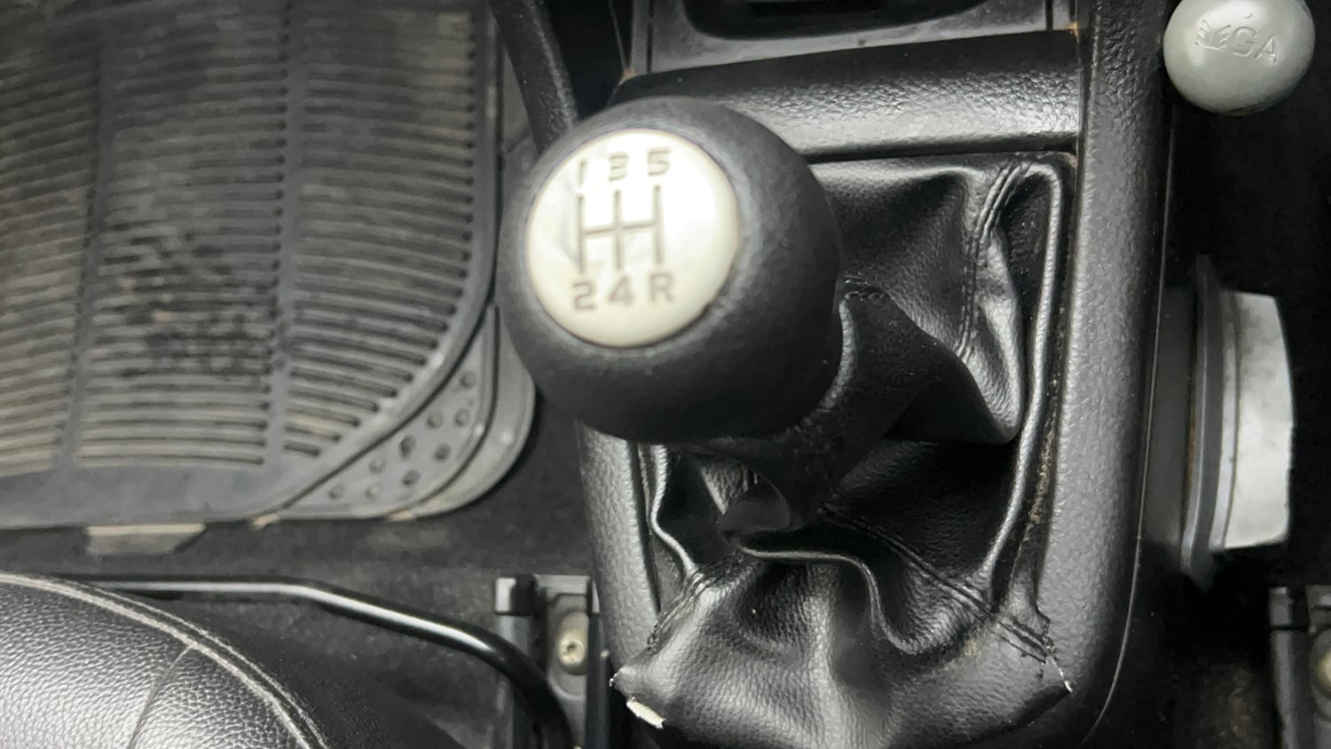 Used 2015 Maruti Suzuki Swift Lxi (O) Petrol Manual interior GEAR  KNOB VIEW