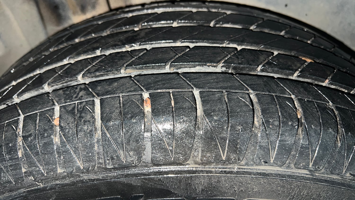 Used 2021 Maruti Suzuki Vitara Brezza ZXi Plus AT SHVS Petrol Automatic tyres RIGHT REAR TYRE TREAD VIEW